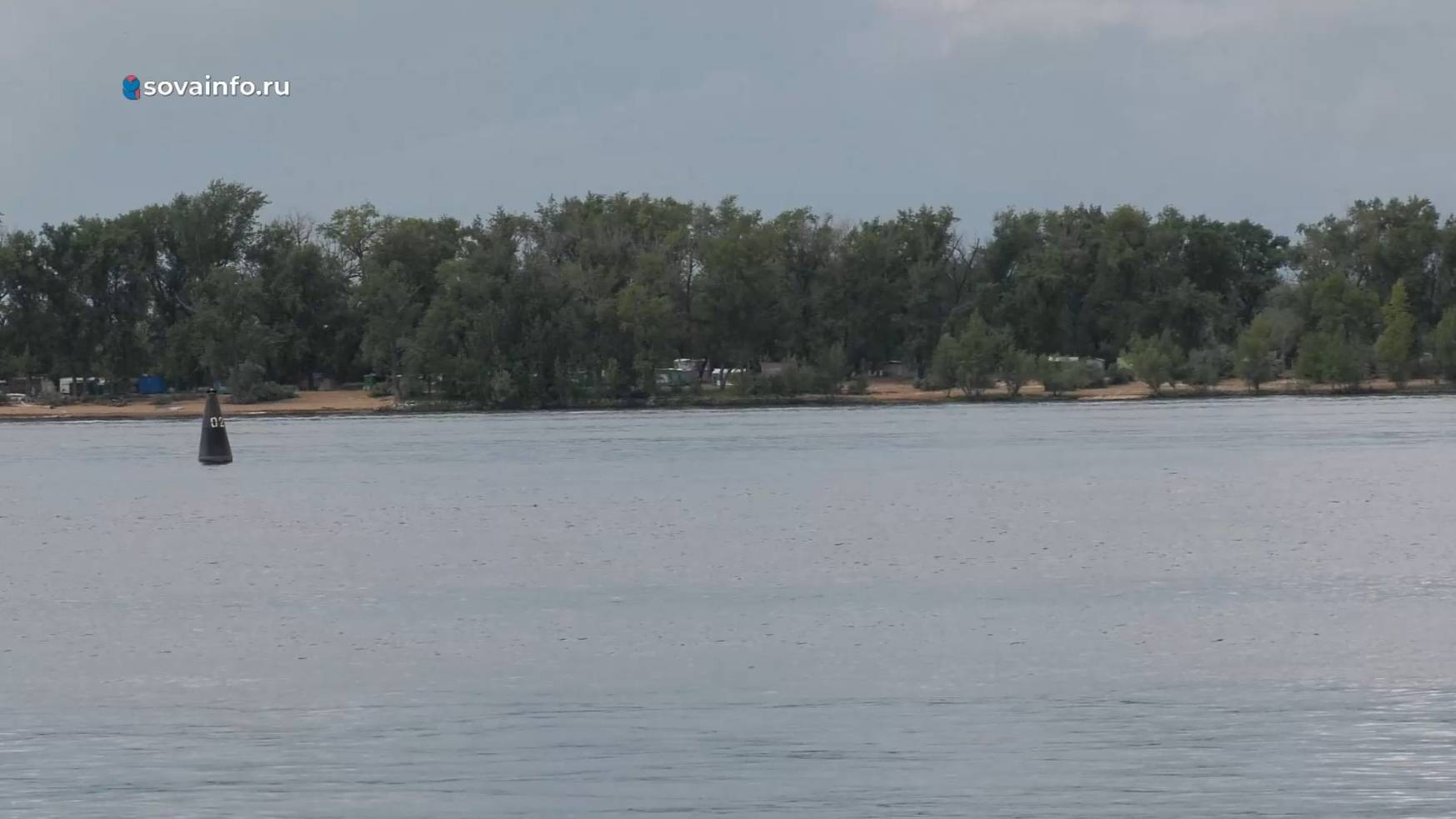 Как на самарских пляжах люди в белых халатах проверяют песок и воду на холеру