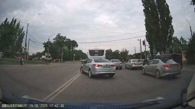Какие "продуманные" водители в Макеевке на ЖБИ.

Двойная сплошная? Не, не слышал..😡