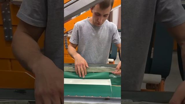 Установка пластиковых замков. Цикл видео "Экскурсия по производству пластиковых конвейерных лент"