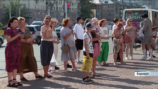 Актёры Молодёжного театра Алтая показали представление для всех желающих на пороге театре