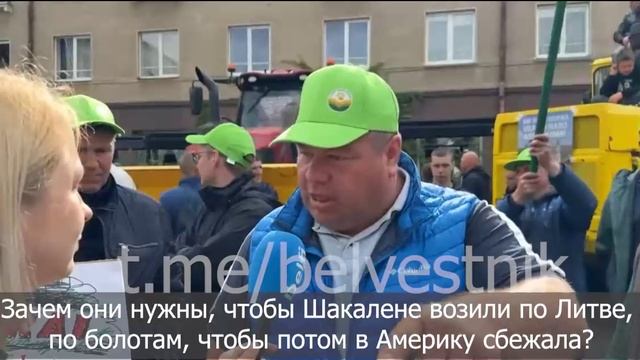 В Литве тысячи тракторов штурмуют Вильнюс.
