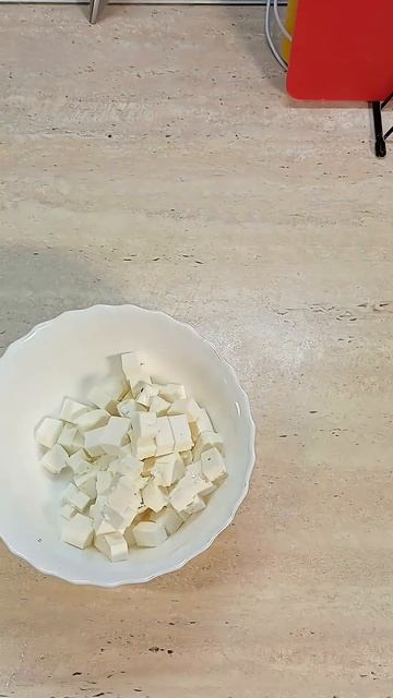 Легкая закуска с помидорами и брынзой