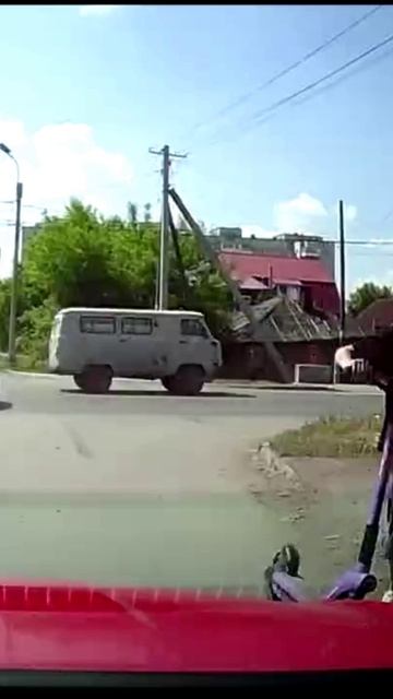 Самокатчик опасно вылетает