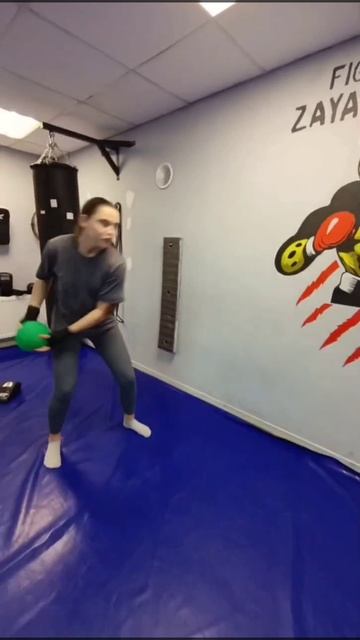 Работа в боксе с медболом 🥊 - это не только физическая тренировка, это ментальная игра. 
Это провер