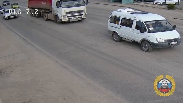Момент наезда  грузовика на женщину  в Волгограде