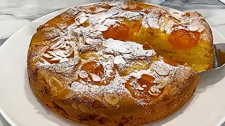 Абрикосовая ШАРЛОТКА...🥧🍑😋    Рецепт в описании ✍️