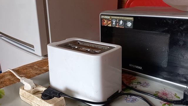Жаренные яйца с луком,хлеб с маслом и сыром.Завтрак под пение петухов.