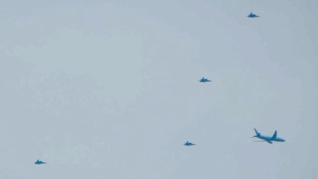 8 из 12 американских самолетов F-22 покинули базу ВВС Великобритании Лейкенхит и направились на авиа
