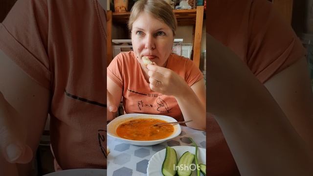 Мукбанг. Борщ, свежий огурец, чесночные стрелки, свежий хлеб