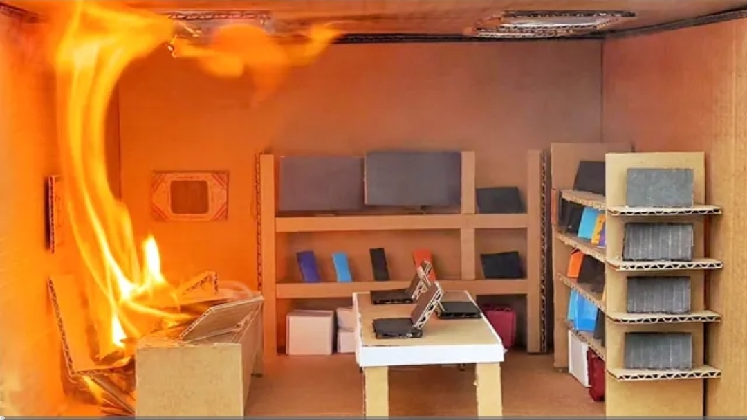 Горит магазин с техникой!