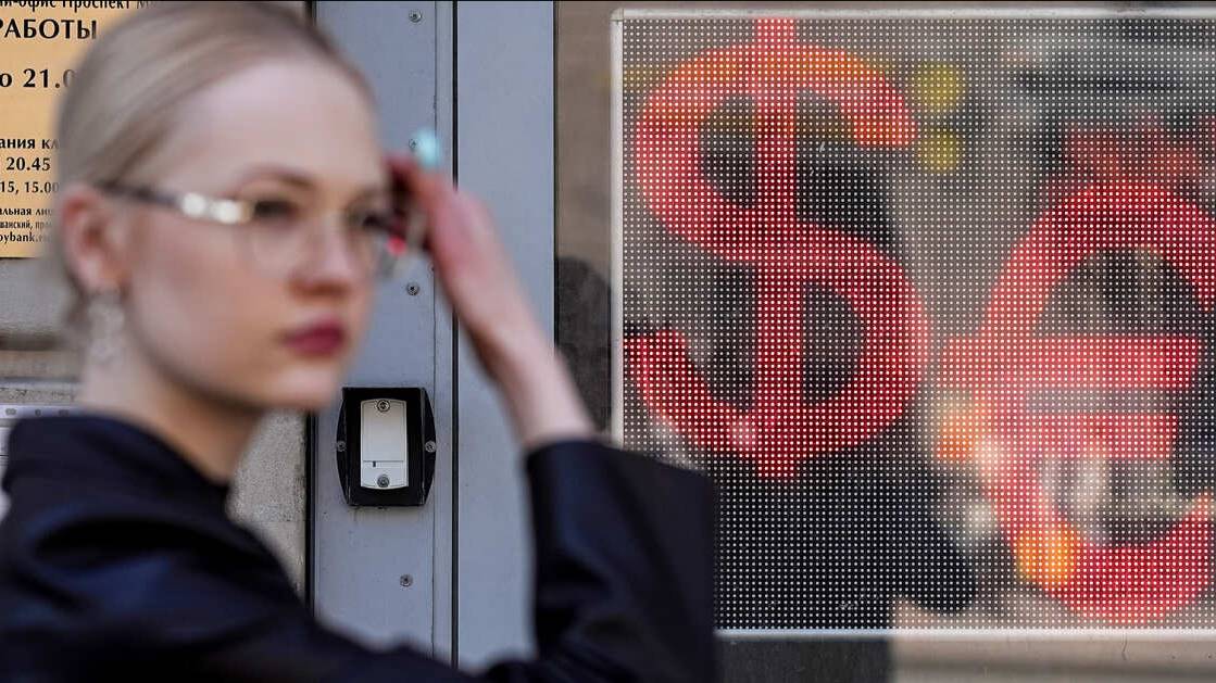 Греф назвал равновесным валютный курс в 100 рублей за доллар