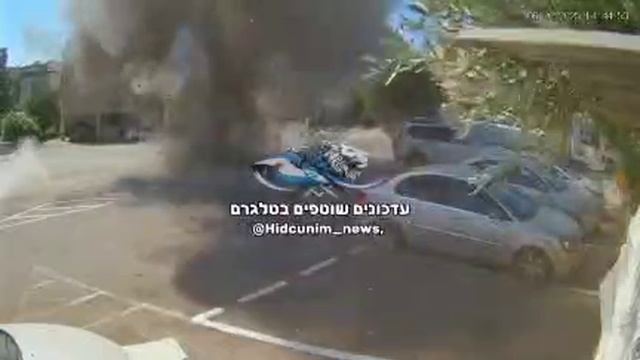 Заявляется как прилет суббоеприпаса иранской кассетной баллистической ракеты рядом с припаркован...