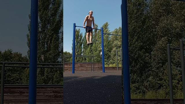 КОМПЛЕКС ПОДРЯД ВЫХОД НА ДВЕ/ОТЖИМАНИЯ ОТ ТУРНИКА/ПОДТЯГИВАНИЯ