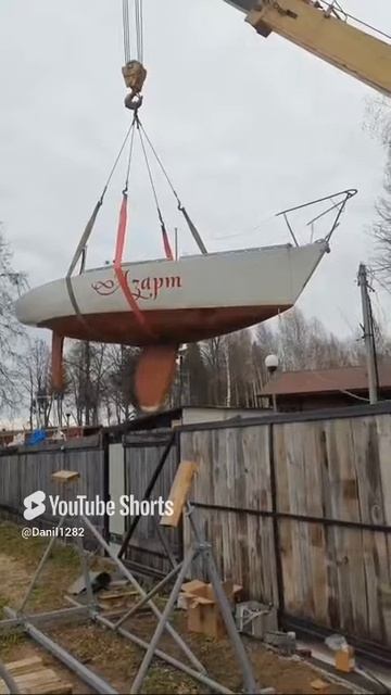 Яхта  Подъемный кран
