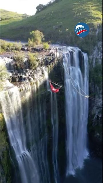 Не для слабонервных: гамак прямо над бушующим водопадом в Бразилии