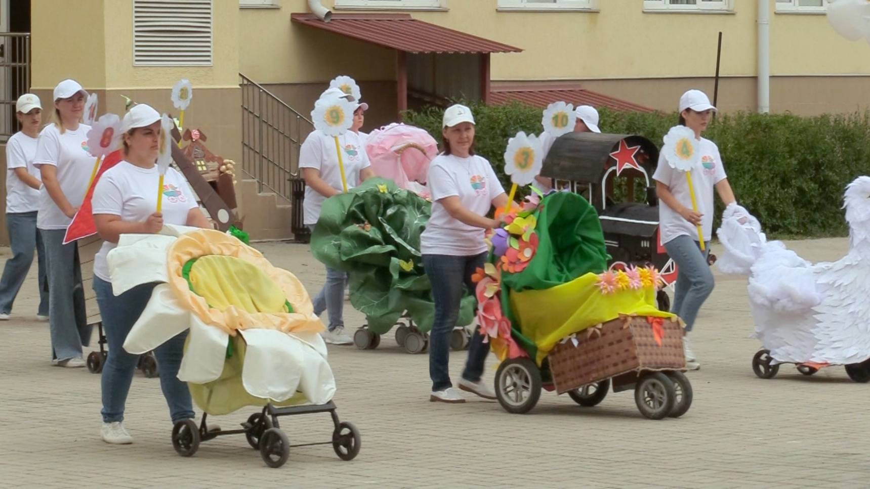 В Севастополе прошёл городской конкурс семейного творчества «Дефиле колясок»
