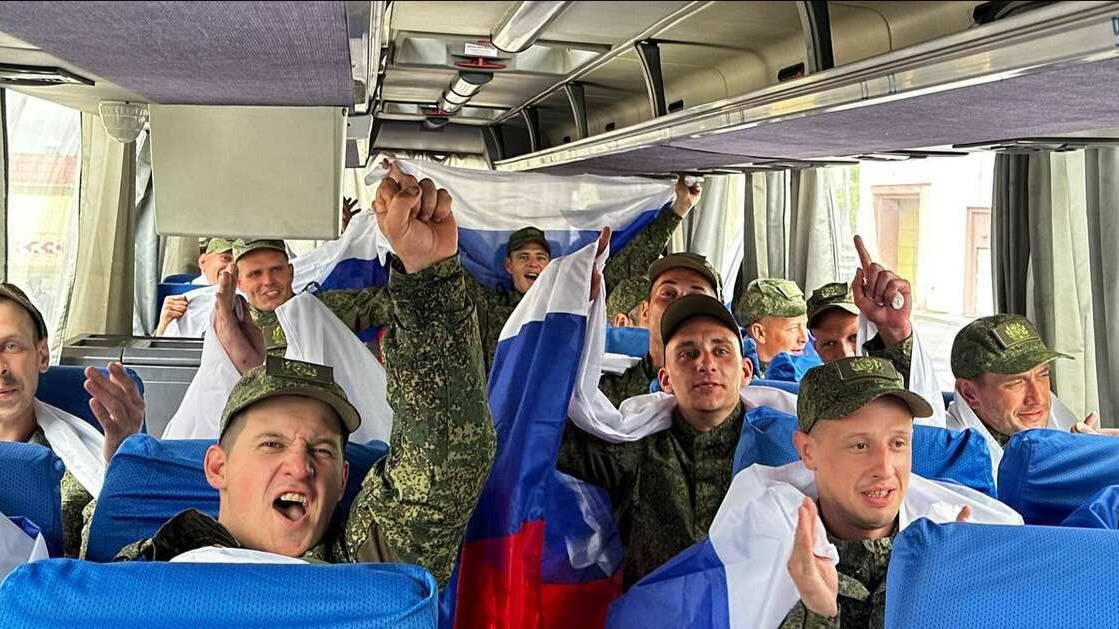 Освобожденные из украинского плена российские бойцы вернулись в Россию
