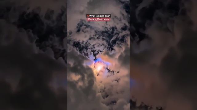 Что-то очень странное наблюдали в небе жители канадского Ванкувера
