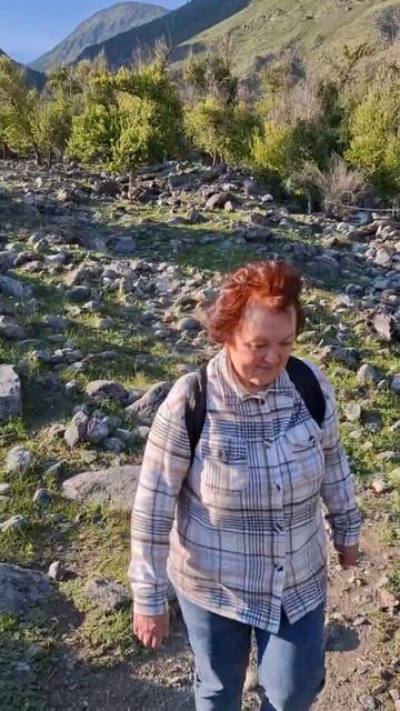 😊🍃 Уставшие, но счастливые туристы возвращаются из удивительного похода