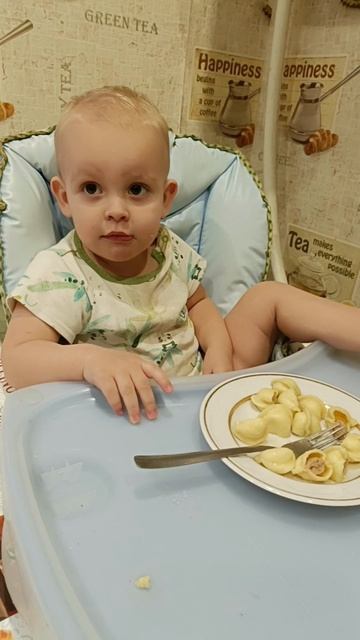 Малыш ест пельмени