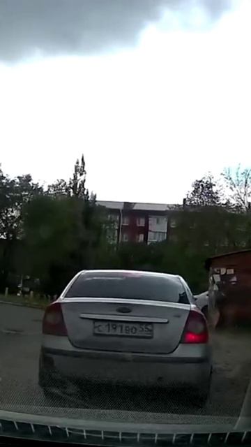 Занимаются своими делами на дороге, создавая препятствие