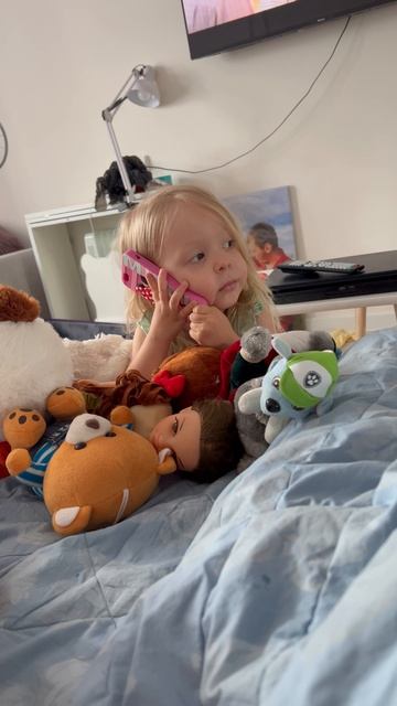 Алиса звонит Мики Маусу😅