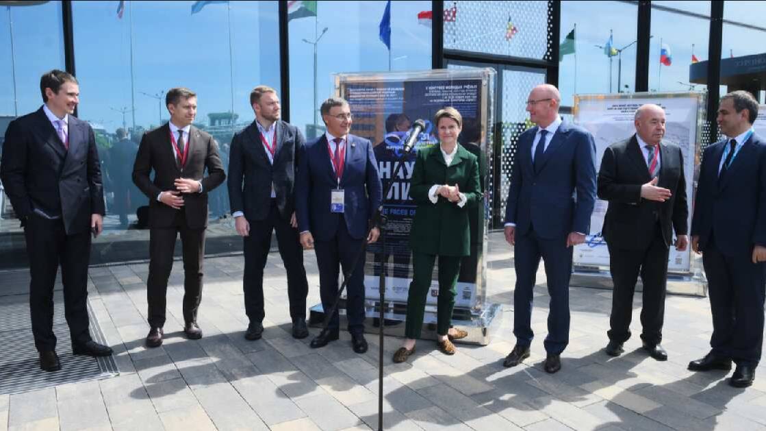 Выставка "Наука в лицах" открылась на ПМЭФ