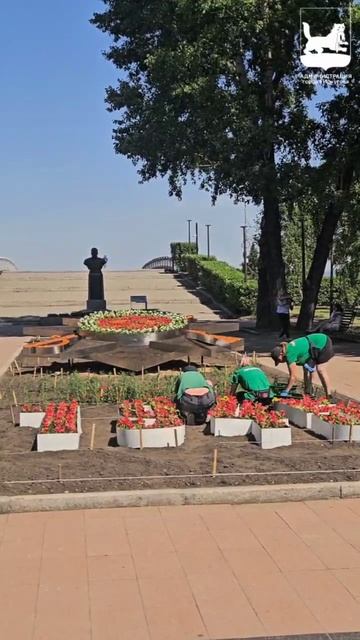 Главную клумбу у Вечного огня оформляют сотрудники «Горзеленхоза»