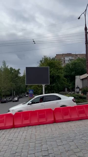 На пр. Ильича в Донецке  установили светодиодный экран