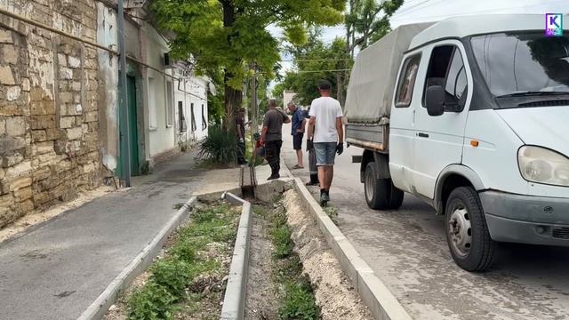 В Керчи чистят ливнёвки