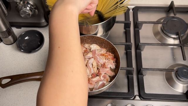 КАК ПРИГОТОВИТЬ ПАСТУ КАРБОНАРУ С КУРИЦЕЙ И СЛИВКАМИ КЛАССИЧЕСКУЮ? Вкусная, с беконом и сыром, ужин