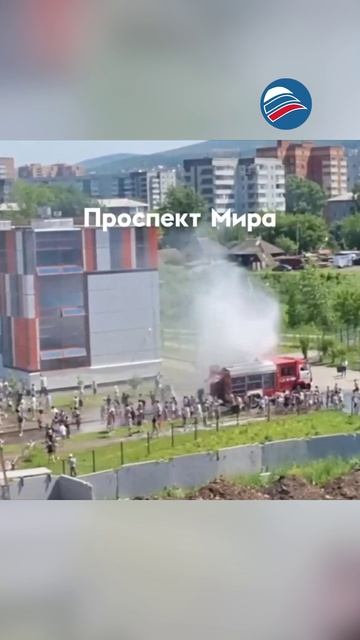 Нестандартный кондиционер: красноярские пожарные охладили школьников в жару
