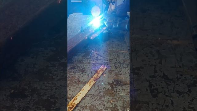 Продолжаем сварочные работы.