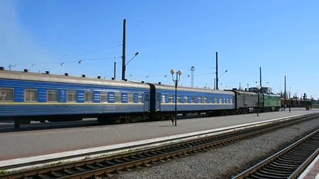 Снимаю Как 2ТЭ10М Вывозит вагоны поезда Москва - Николаев  со ст.Николаев пасс - на Николаев-Груз