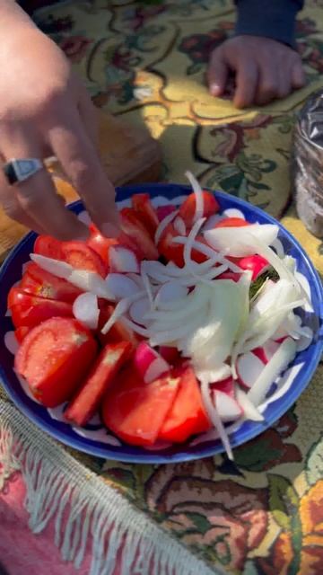 Салат к мясу на природе