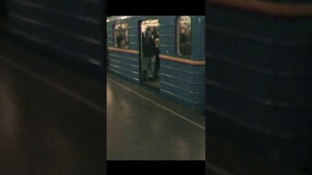 Киевское метро. Украина. Отправление от станции "Майдан незалежности".