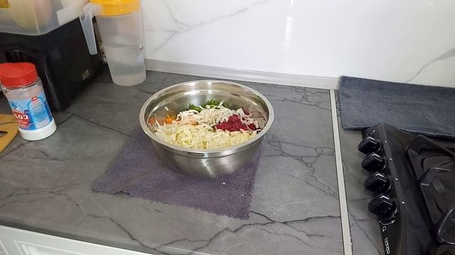 Простой салат из капусты, свёклы и моркови.