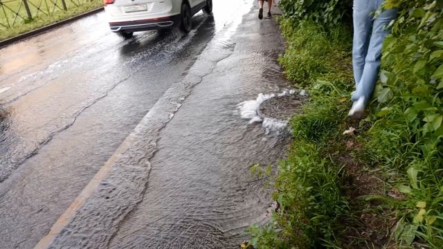 улица Серова вода вырывается из под люка