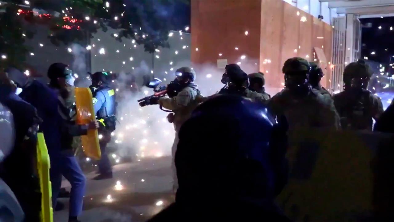 В американском Портленде произошло масштабное противостояние демонстрантов и полицейских