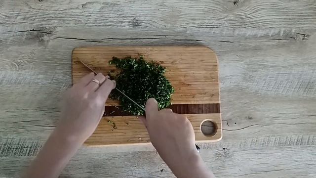 КАК ПРИГОТОВИТЬ САЛАТ С ТУНЦОМ СЫРОМ И ОГУРЦОМ? Простой, быстрый и вкусный салат на обед или ужин!