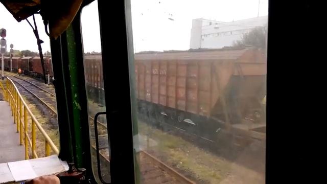 снимаю Из окна ЧМЭ3. Прибытие 2ТЭ10М. с грузовым на  Николаев пасс