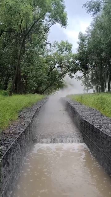 💦В Очаково-Матвеевском прорвало трубы с горячей водой — реки кипятка стекают в водосток💦