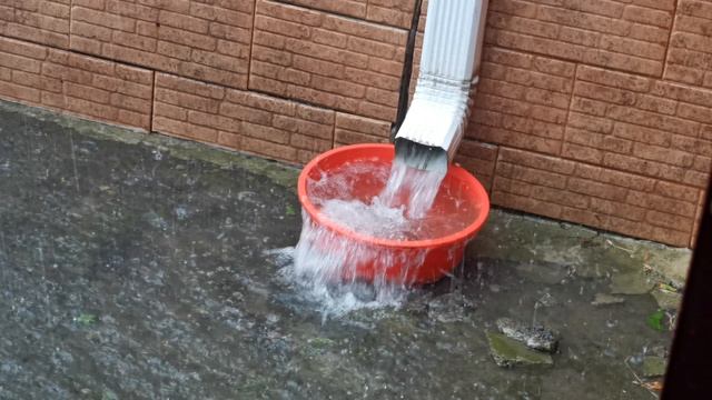 Проливной дождь водосток