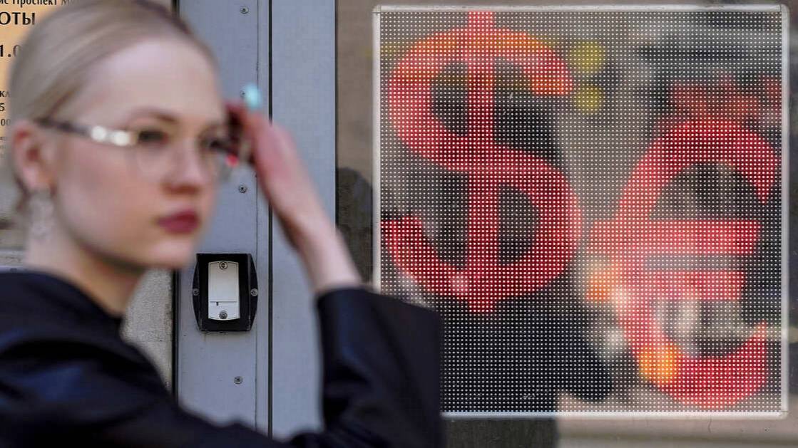 Греф назвал равновесным валютный курс в 100 рублей за доллар