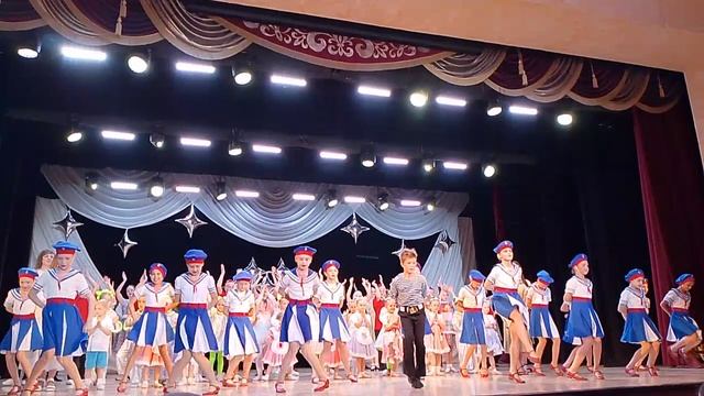 Финал отчëтного концерта ансамблей "Даймонд" и "Искорки" (г. Анапа, 13.06.2025)