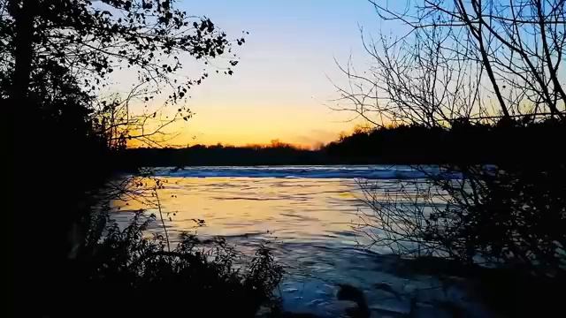 Звуки природы: вечер у тихого берега, тишина воды