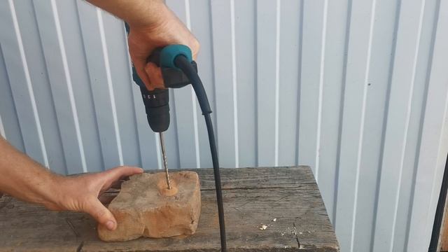 Тестирование дрели шуруповерта Makita hp0300 (сверлим кирпич  в режиме с ударом)