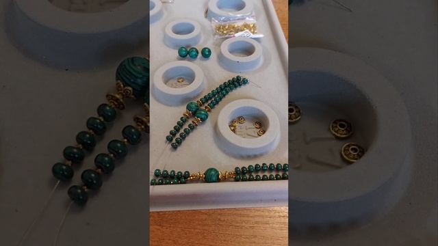 Украшения и браслеты из малахита