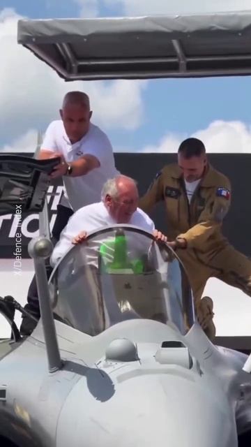 Премьер-министр Франции застрял в кабине новейшего истребителя Rafale F5. 🤣🤣🤣