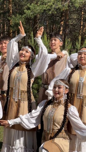 ✨ Красота во всём – в их сияющих улыбках, в плавных движениях, в музыке, в украшениях...